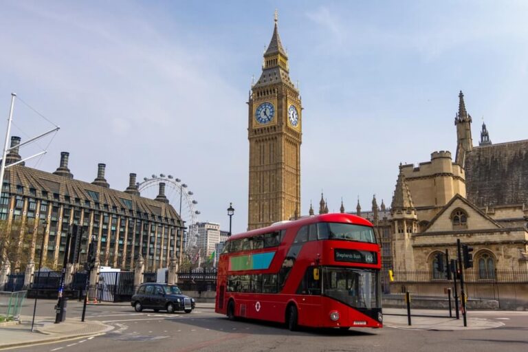 Los autobuses rojos son uno de los medios de transporte más reconocibles de Londres y una alternativa económica al metro