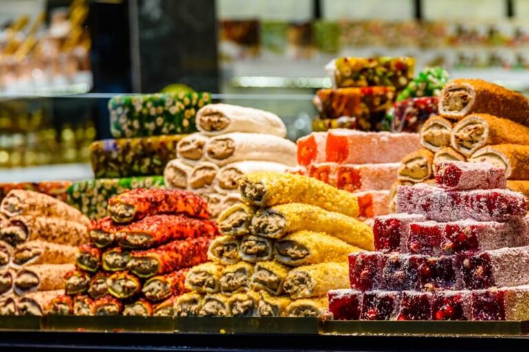 El baklava es uno de los dulces griegos más conocidos. Se prepara superponiendo capas finas de masa filo, frutos secos y especias, antes de hornearlo y bañarlo con almíbar o miel.