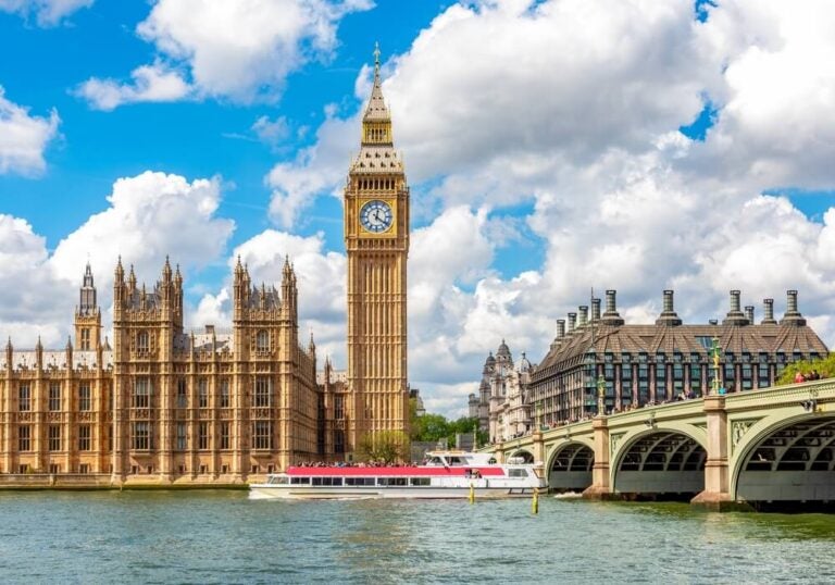 Los barcos del Támesis te permiten desplazarte por distintos puntos de Londres mientras contemplas algunos de sus monumentos desde el agua