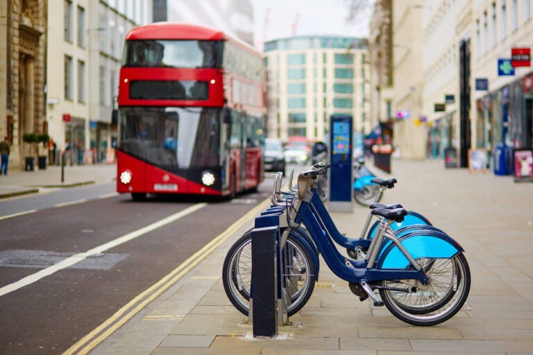 Moverse en bicicleta en Londres permite descubrir parques, canales y zonas residenciales a un ritmo diferente.