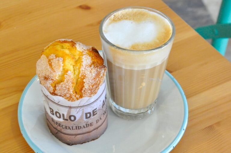 Puedes comer un tradicional bolo de arroz en las pastelerías y cafés históricos de Lisboa.