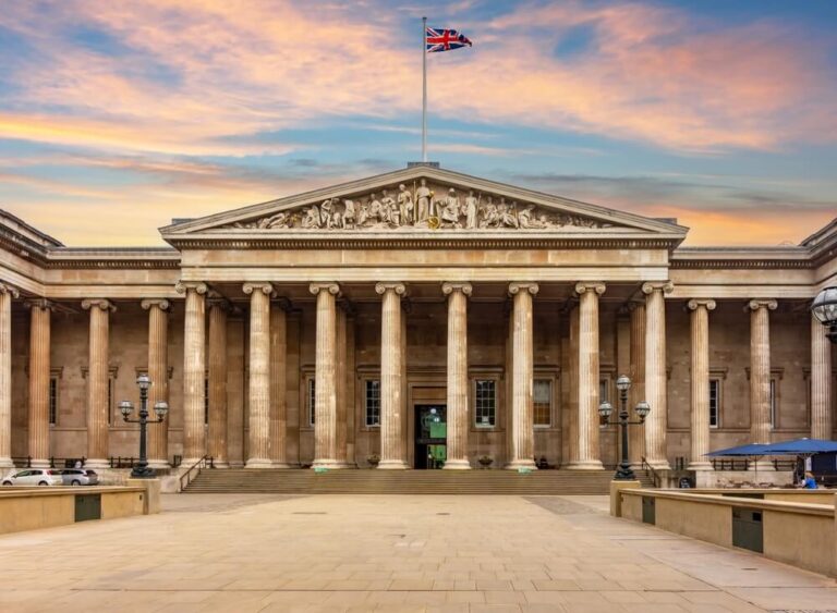 El Museo Británico reúne millones de piezas relacionadas con la historia y las culturas del mundo, desde objetos del antiguo Egipto hasta restos anglosajones y esculturas griegas.