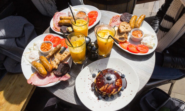 Londres cuenta con una escena de brunch excepcionalmente vibrante y diversa, destacando locales en Soho y Covent Garden por sus menús innovadores y gran ambiente.