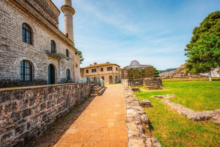 Ioánina es una de las joyas más cautivadoras del norte de Grecia, famosa por su vibrante ambiente universitario, su herencia otomana y el imponente lago Pamvótida.