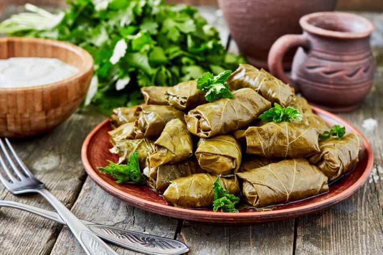 Los dolmades son hojas de parra rellenas y constituyen otro clásico de las mesas griegas.