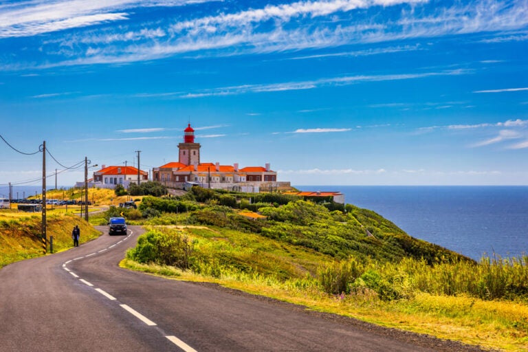El trayecto hasta el faro de Cabo da Roca dura entre 40 y 50 minutos, siguiendo la autopista A5 y, después, por carreteras locales, como la N247.
