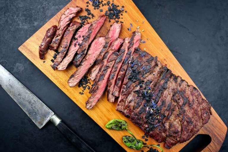 La mejor opción para comer flat iron steak en Londres es la famosa cadena homónima Flat Iron. Su concepto es simple y directo: un menú muy reducido donde la estrella absoluta es su corte principal.