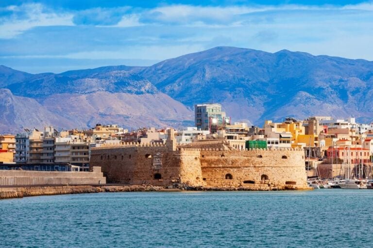 La Fortaleza de Koules se ubica en el puerto viejo de Heraclión y es el símbolo histórico más importante de la ciudad
