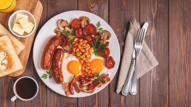 El Full English Breakfast (desayuno inglés completo), también conocido tradicionalmente como "fry-up", es uno de los platos más icónicos del Reino Unido
