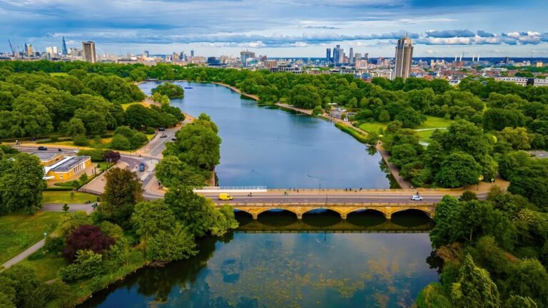 Hyde Park y Kensington Gardens forman una gran extensión verde en el centro de Londres. Aunque parecen un único parque, son espacios diferentes, separados por el lago Serpentine y el Long Water.