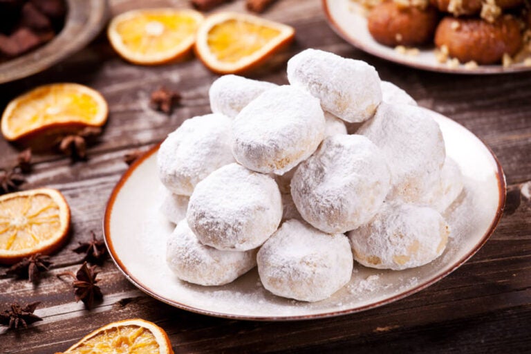 Los kourabiedes (en griego, κουραμπιέδες) son las icónicas galletas navideñas griegas de almendra y mantequilla, famosas por su textura ligera que se deshace en la boca y su abundante cobertura de azúcar glas que les da un aspecto "nevado"