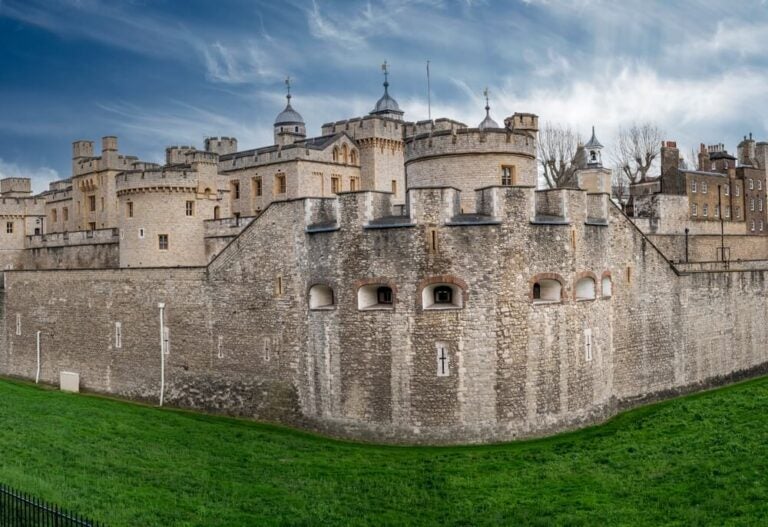 La Torre de Londres fue declarada Patrimonio de la Humanidad y conserva casi mil años de relatos relacionados con la monarquía, la guerra, las ejecuciones, las intrigas políticas y las instituciones británicas.