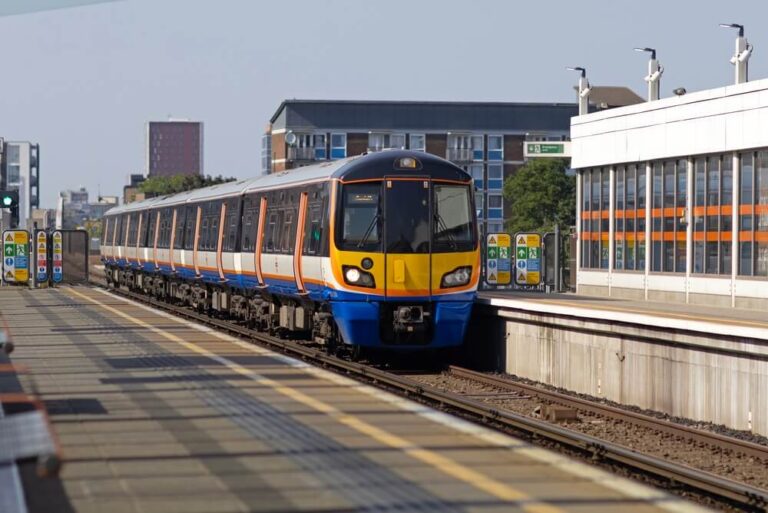 El London Overground es una red ferroviaria que conecta numerosos barrios del norte, este, sur y oeste de Londres. 
