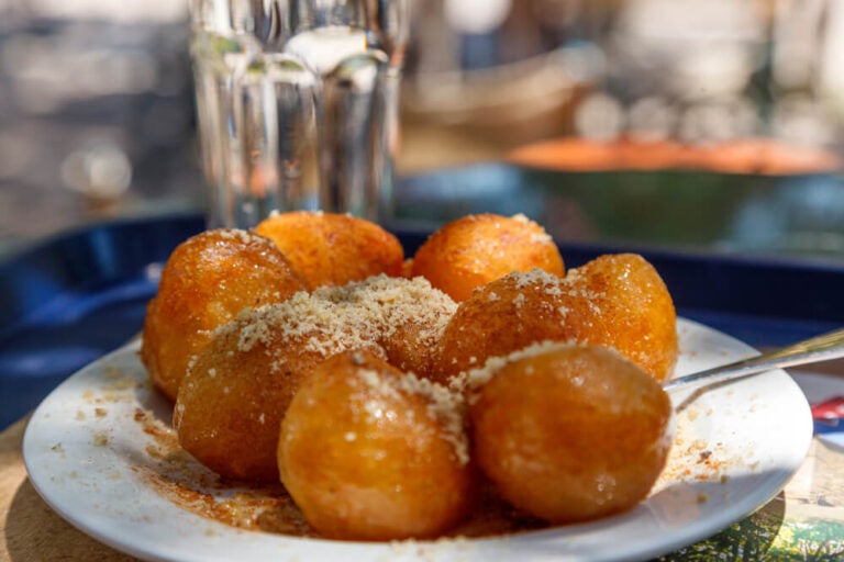 Los loukoumades son pequeñas bolas de masa frita, crujientes por fuera y ligeras y esponjosas por dentro.