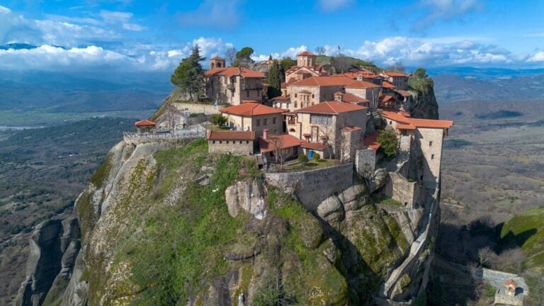 Las Meteoras son una impresionante formación geológica de columnas de piedra arenisca sobre cuyas cimas se construyeron monasterios cristianos ortodoxos a partir del siglo XIV.