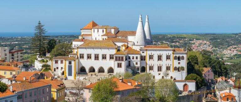 El Palacio Nacional de Sintra está situado en el centro histórico de la localidad de Sintra, a unos 30 km de Lisboa.