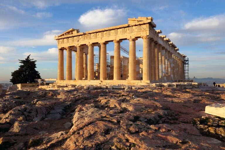 La Acrópolis de Atenas es el sitio arqueológico más emblemático de Grecia y uno de los monumentos más famosos del mundo.