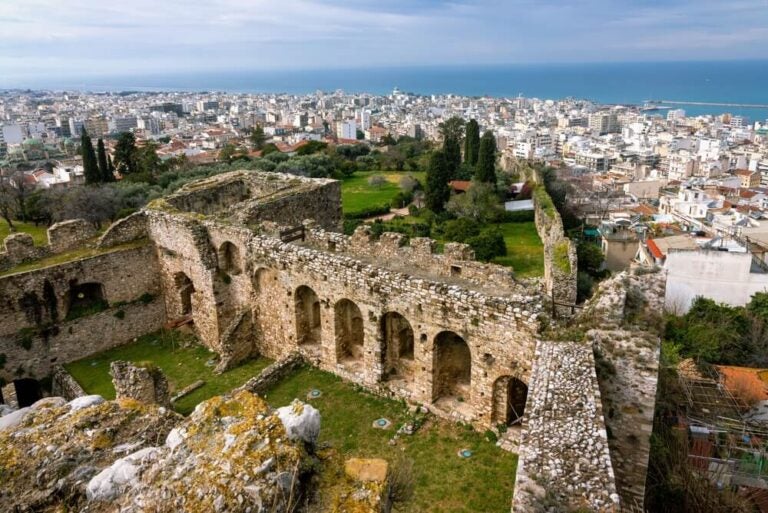 Patras, la tercera ciudad más grande de Grecia y la puerta de entrada al Peloponeso, es un destino vibrante que fusiona perfectamente una rica historia antigua con el dinamismo de una activa vida universitaria.
