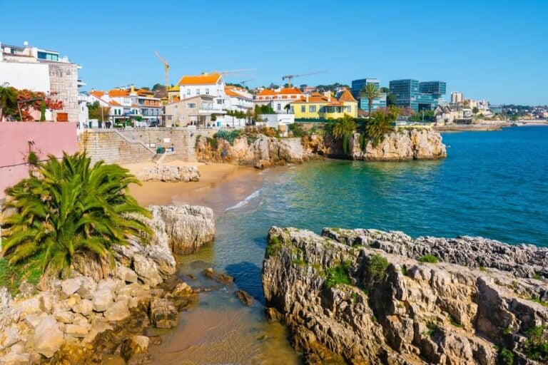 Las mejores playas de Cascais se encuentran a unos 30 minutos de Lisboa y se puede llegar fácilmente en tren por la línea de Cais do Sodré.