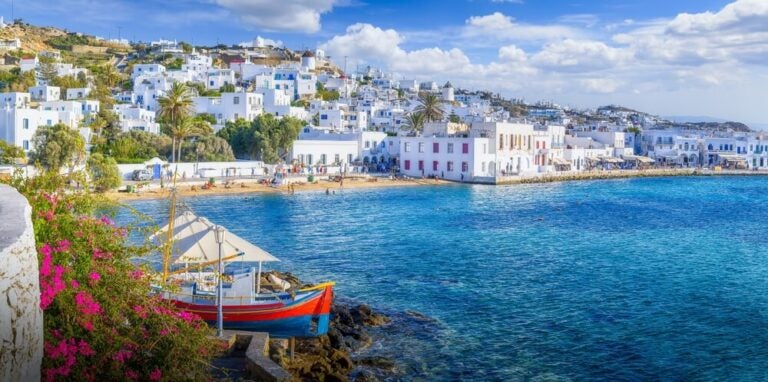 Mykonos ofrece opciones variadas que van desde animadas zonas de fiesta hasta calas tranquilas y naturales