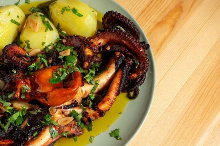 Los mejores lugares para comer Polvo à lagareiro en Lisboa son Adega das Gravatas y Tasquinha do Lagarto, dos templos de la gastronomía tradicional portuguesa.