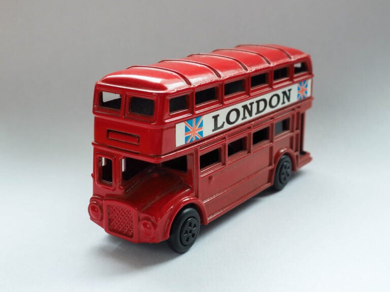 Souvenirs de los autobuses de Londres, el mapa del metro, la tipografía Johnston y el símbolo circular de Transport for London son algunos de los elementos gráficos más reconocibles de la ciudad.