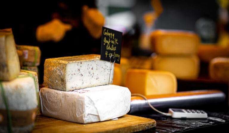 En Londres podrás probar y comprar desde cheddars curados hasta Stilton, Red Leicester y variedades elaboradas en pequeñas granjas.