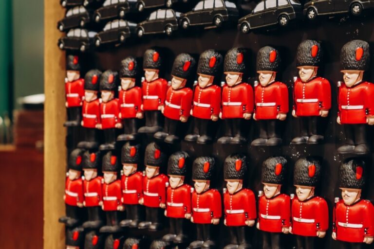 Las figuras de la Guardia Real británica son muy populares como souvenirs locales.