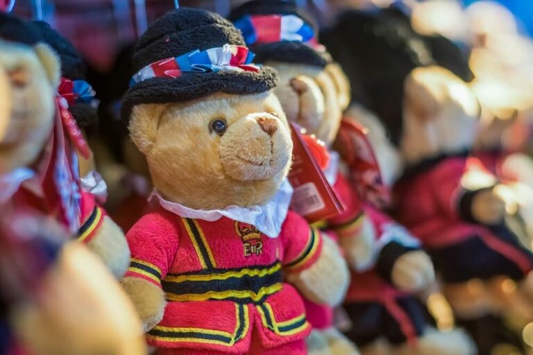 Los osos de peluche de Harrods son un icónico souvenir de los famosos grandes almacenes de Londres, famosos desde que la tienda introdujo su primer oso navideño en 1960.