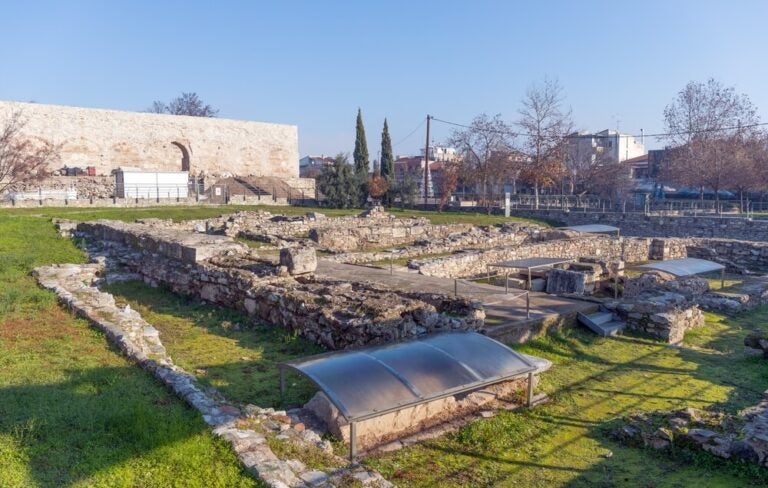 El Primer Teatro Antiguo de Larisa (conocido en griego como Α΄ Αρχαίο Θέατρο Λάρισας) es el monumento arqueológico más monumental e importante de la región de Tesalia, Grecia