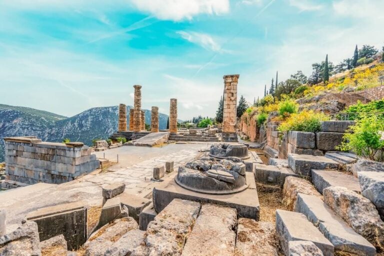 El Templo de Apolo en Delfos fue el centro espiritual más importante de la antigua Grecia y el hogar del famoso oráculo