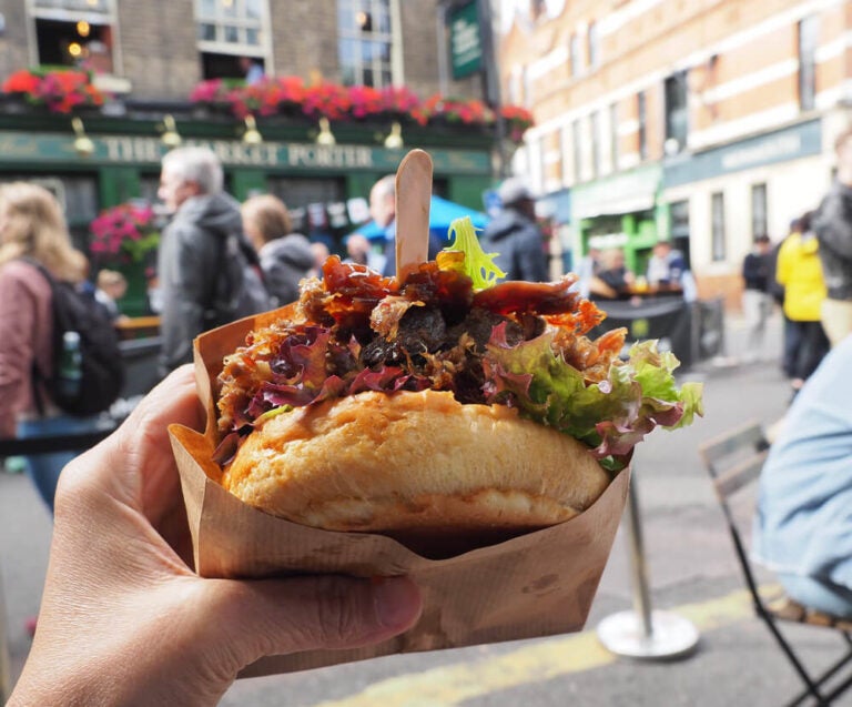 Para comer en Borough Market, lo mejor es recorrer sus puestos de street food distribuidos por los callejones del mercado gastronómico.