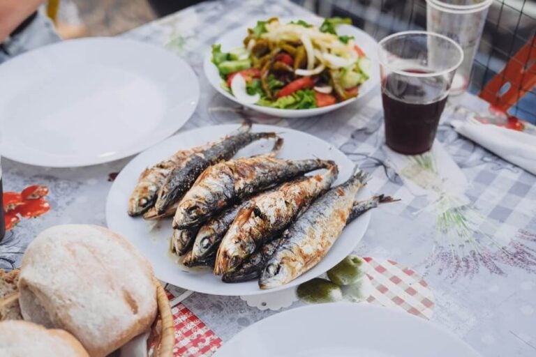 Las sardinhas assadas son sardinas asadas a la brasa con solo un poco de sal,