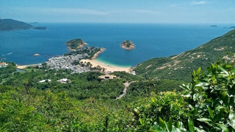 Vista panorámica de Dragon’s Back y Big Wave Bay.