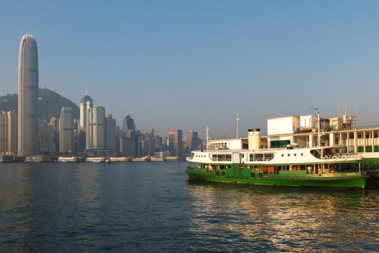 El Star Ferry en su cruce por el Victoria Harbour.