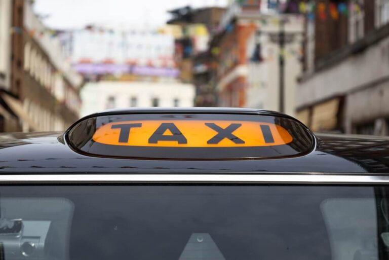 Los tradicionales black cabs forman parte del paisaje londinense y pueden ser una opción práctica cuando viajas con equipaje.
