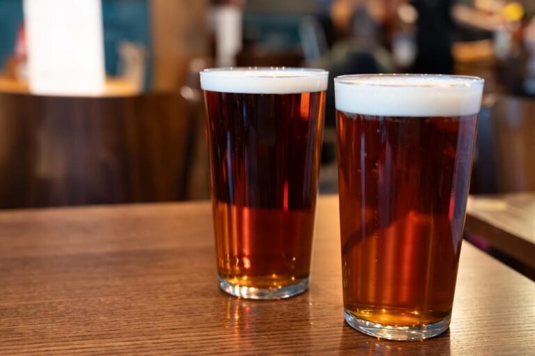 Entrar en un pub histórico, pedir una pinta en la barra y observar el ambiente es una de las experiencias más británicas que puedes vivir en Londres.