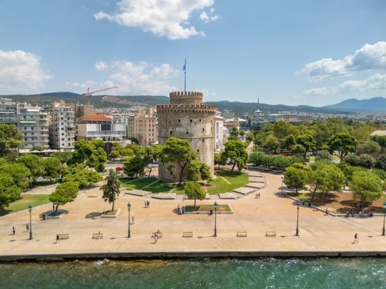 La Torre Blanca (en griego: Lefkós Pýrgos) es el monumento más famoso y el símbolo iconográfico indiscutible de la ciudad costera de Tesalónica, Grecia