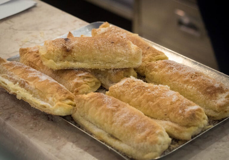 Los Travesseiros de Sintra son originarios del municipio vecino de Sintra, pero se pueden conseguir en algunos locales y pastelerías tradicionales o puntos de distribución en Lisboa, aunque la experiencia más auténtica sigue siendo viajar a Sintra
