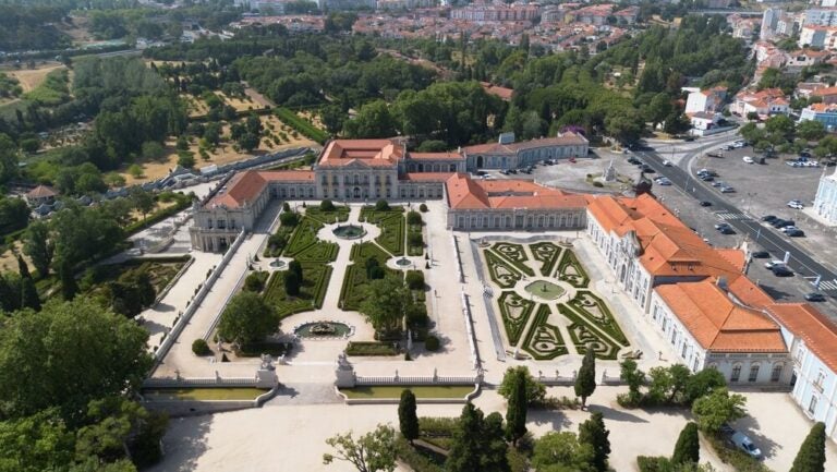 El Palacio Nacional de Queluz es conocido como el «Versalles portugués» por sus hermosos jardines geométricos y sus lujosos salones.