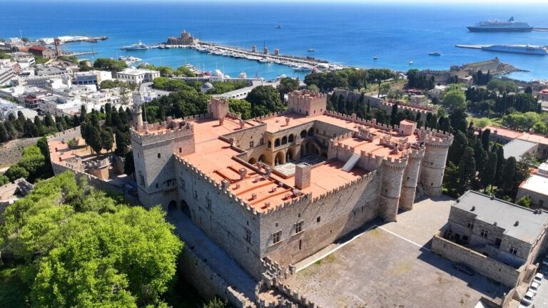 Visitar el Palacio del Gran Maestre en la isla de Rodas permite conocer una imponente fortaleza medieval y antigua sede de los Caballeros de San Juan.