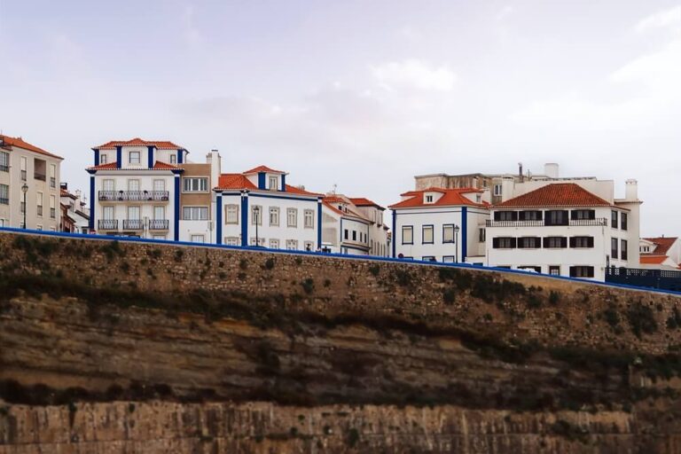 Ericeira es una pintoresca villa marinera y la única Reserva Mundial de Surf de Europa, situada a unos 45 minutos en coche al norte de Lisboa.