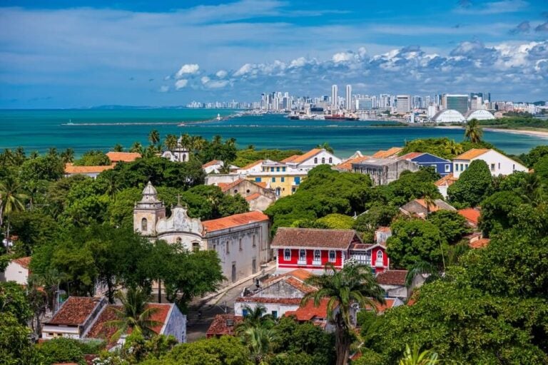 Vista panorámica de Olinda y al fondo, la ciudad de Recife.