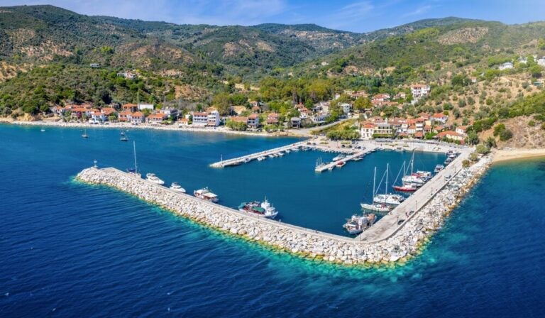 Volos es una vibrante ciudad portuaria en el centro de Grecia, famosa por unir el mar con la mitología del monte Pelión