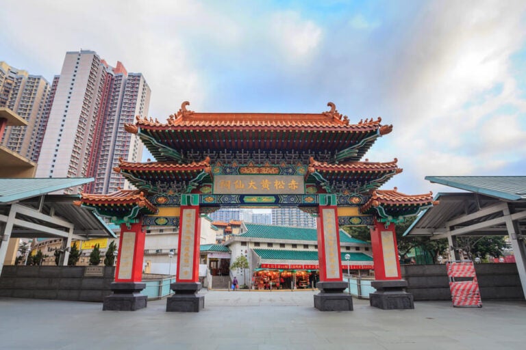 Un imprescindible en tu viaje a Hong Kong es visitar Wong Tai Sin, Chi Lin Nunnery y Nan Lian Garden.