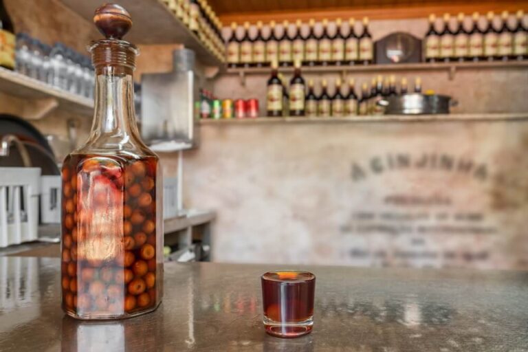 La Ginjinha no se bebe habitualmente en restaurantes formales, sino en pequeños puestos históricos o tabernas de pie, aunque también se encuentra en algunos bares de cócteles y restaurantes tradicionales como digestivo.