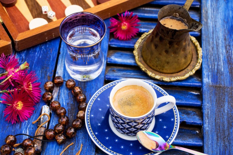 El café griego (ellinikós kafés) y el briki están indisolublemente unidos, ya que el briki es el cazo tradicional de cobre o latón con mango largo diseñado específicamente para preparar este tipo de café sin filtrar.