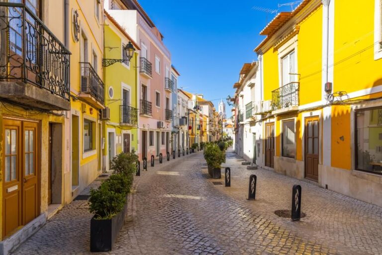 Puedes viajar fácilmente a Setúbal desde Lisboa en tren en unos 50 minutos con salidas frecuentes operadas por Fertagus desde estaciones como Roma-Areeiro