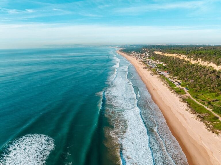 Costa da Caparica es una ciudad y localidad costera portuguesa situada en el municipio de Almada, a unos 10 km al sur de Lisboa.