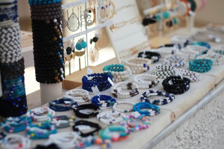 Las joyas y amuletos griegos combinan una artesanía sofisticada con un profundo simbolismo mitológico y espiritual que ha perdurado durante miles de años.